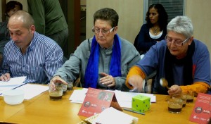 Los representantes de las entidades solidarias del Prat, degustaron tres tipos de café: Nicaragua, Colombia y Chiapas