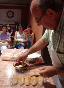 Remullant els melindros amb el Cafè El Prat i disposant-los al fons de la safata