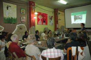 Maria Fernández, d'Alternativa 3, explica als assistents el procés d'elaboració del cafè.