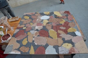 Mural d'argila de colors representant llavors de cacau