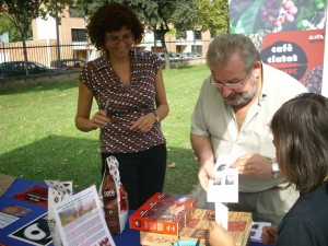 Enric Roure, tesorero de la Unión de Comerciantes, haciendo su votación