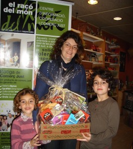 La ganadora del lote de productos de comercio justo, Olga Paretas,  muy feliz con el premio!